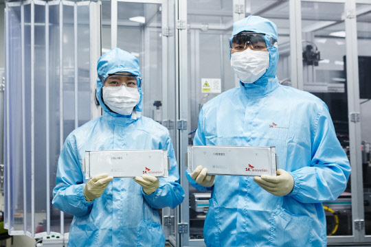 SK이노베이션 연구원들이 전기자동차용 리튬이온배터리 셀을 소개하고 있다. SK이노베이션은 올 연말 인사에서 지동섭 사장을 신임 배터리 사업대표로 선임하고 E모빌리티와 ESS 신사업을 배터리 사업에 편제하는 등 규모를 키우기로 했다. <SK이노베이션 제공>